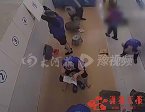 山西一网友发布疑似看守所监控视频，警方回应.jpg