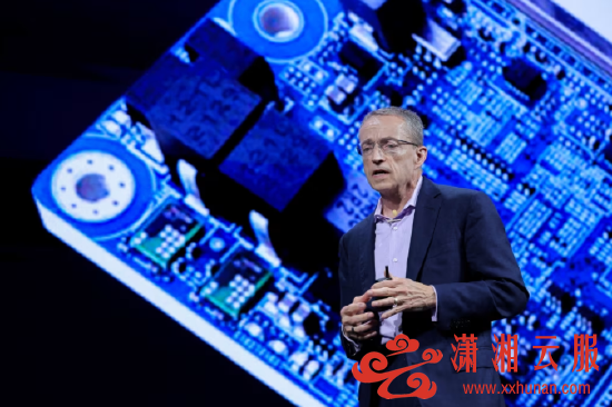 英特尔于2021年聘请帕特·基尔辛格担任首席执行官，旨在扭转公司颓势。